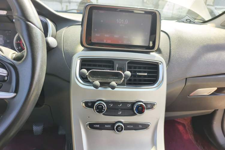 Used Brilliance H3 2017 1.5L Manual Luxury Model Audio And AC Panel