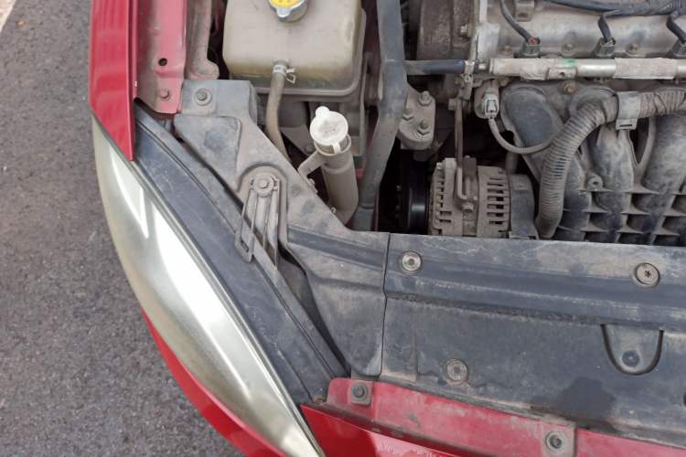 Used Brilliance H320 2012 1.5L Manual Luxury Version Engine Bay Right