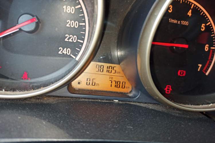 Used Brilliance H320 2012 1.5L Manual Luxury Version Odometer Close Up