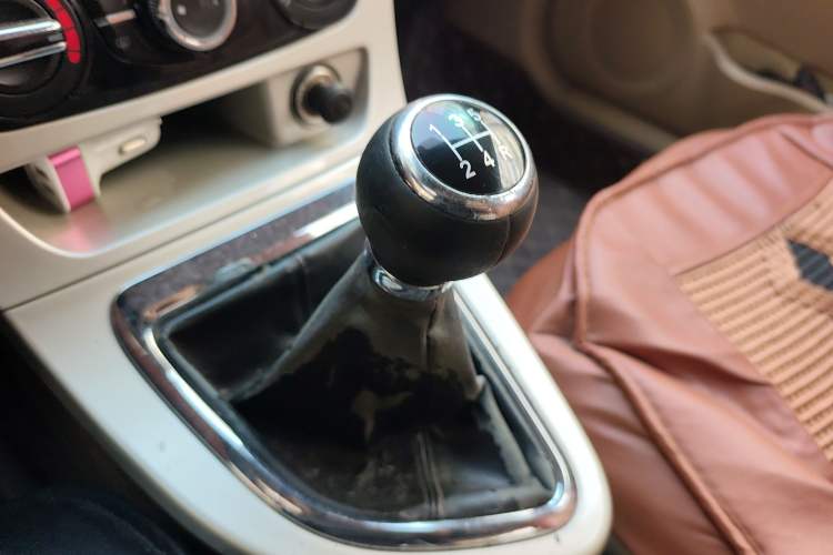 Used Brilliance H320 2012 1.5L Manual Comfort Edition Gear Lever