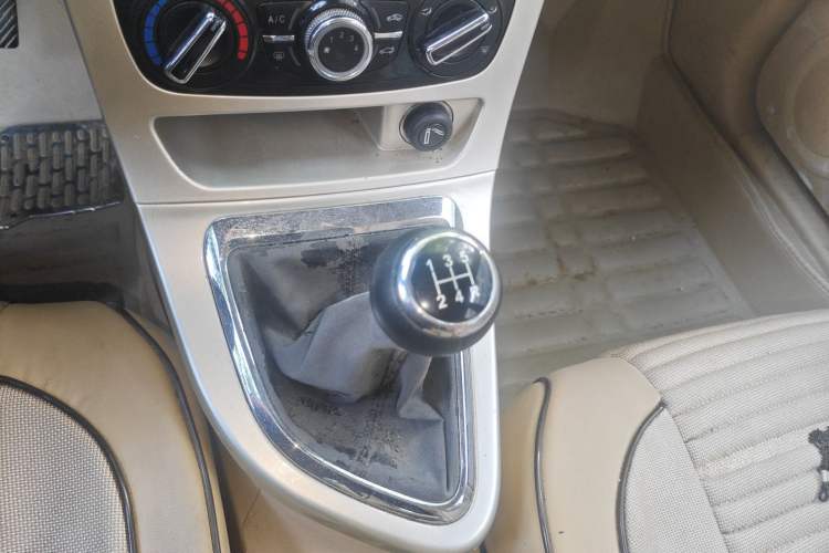 Used Brilliance H320 2012 1.5L Manual Comfort Edition Gear Lever