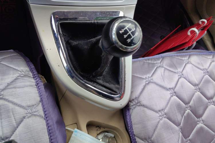 Used Brilliance H320 2012 1.5L Manual Comfort Edition Gear Lever