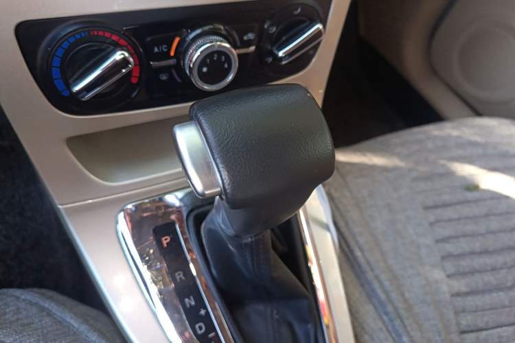 Used Brilliance H320 2012 1.5L Automatic Comfort Edition Gear Lever