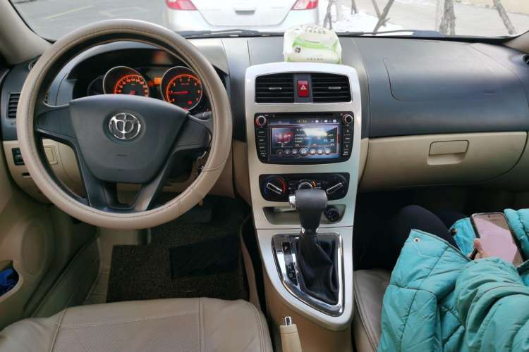 Used Brilliance H320 2012 1.5L Automatic Comfort Edition Center Console