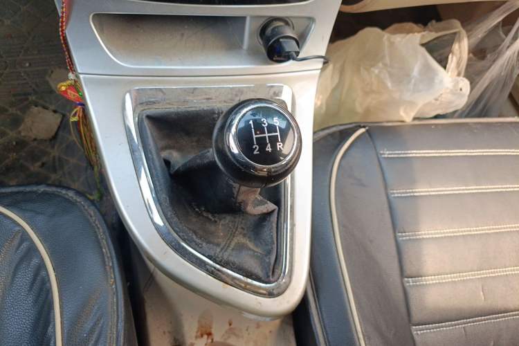 Used Brilliance H320 2012 1.5L Manual Comfort Edition Gear Lever