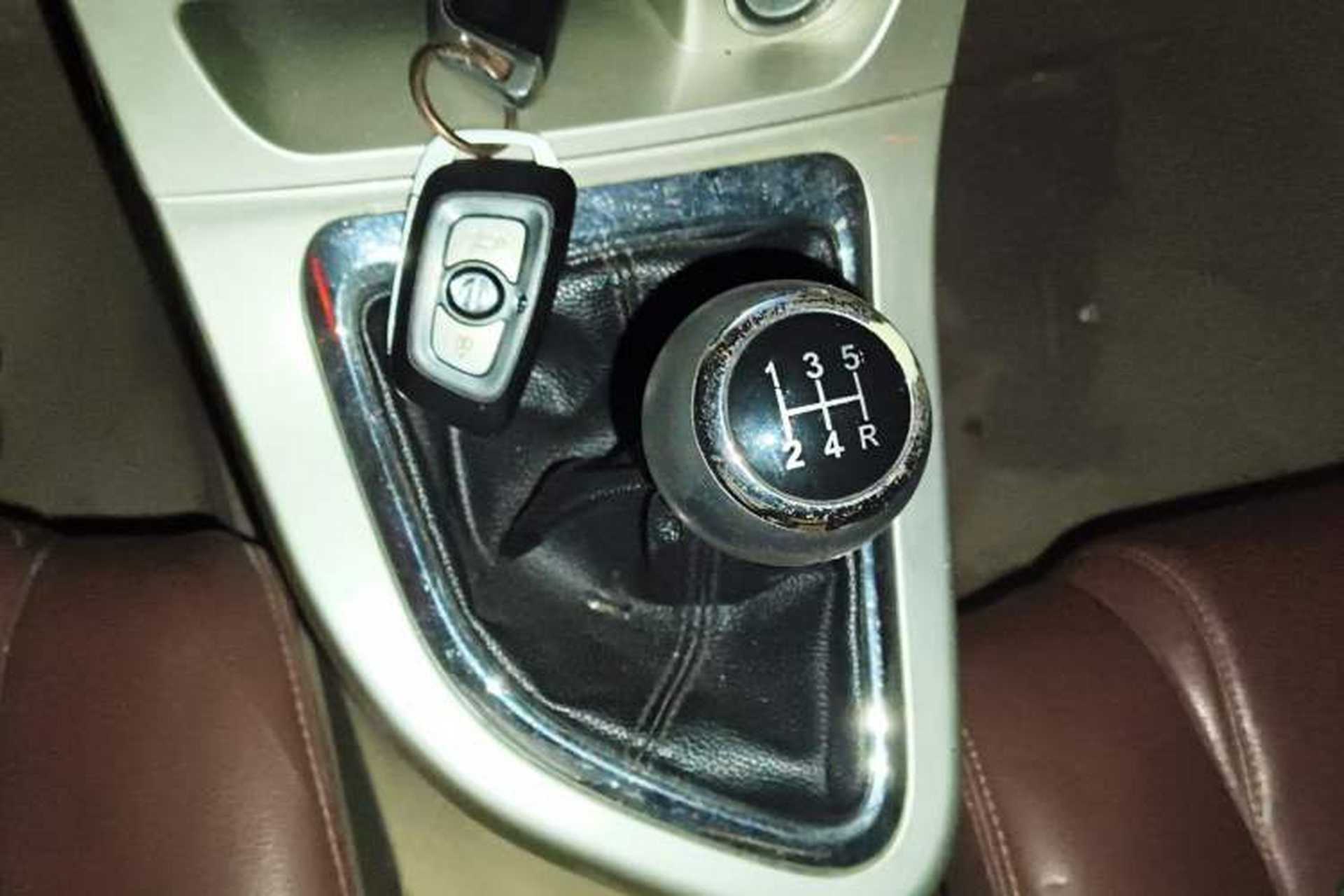 Used Brilliance H330 2013 1.5L Manual Luxury Model Gear Lever