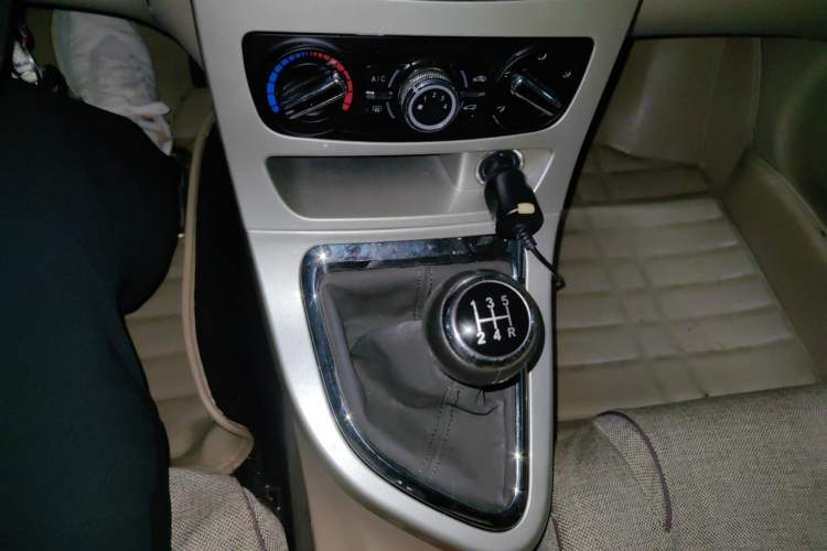 Used Brilliance H330 2013 1.5L Manual Comfort Model Gear Lever