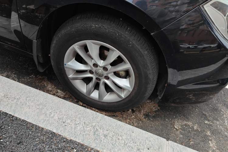 Used Brilliance H330 2013 1.5L Manual Comfort Model Right Front Wheel Hub