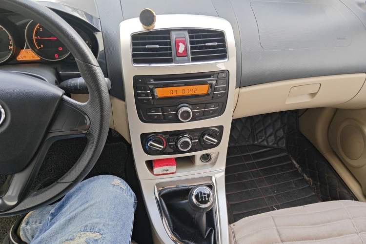 Used Brilliance H330 2013 1.5L Manual Comfort Model Audio And AC Panel