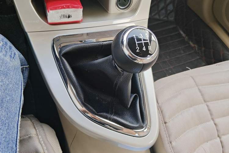 Used Brilliance H330 2013 1.5L Manual Comfort Model Gear Lever