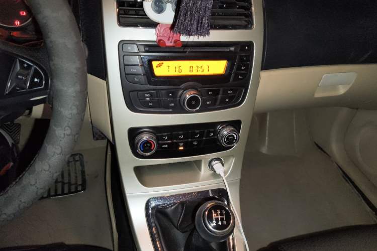 Used Brilliance H330 2013 1.5L Manual Luxury Model Audio And AC Panel