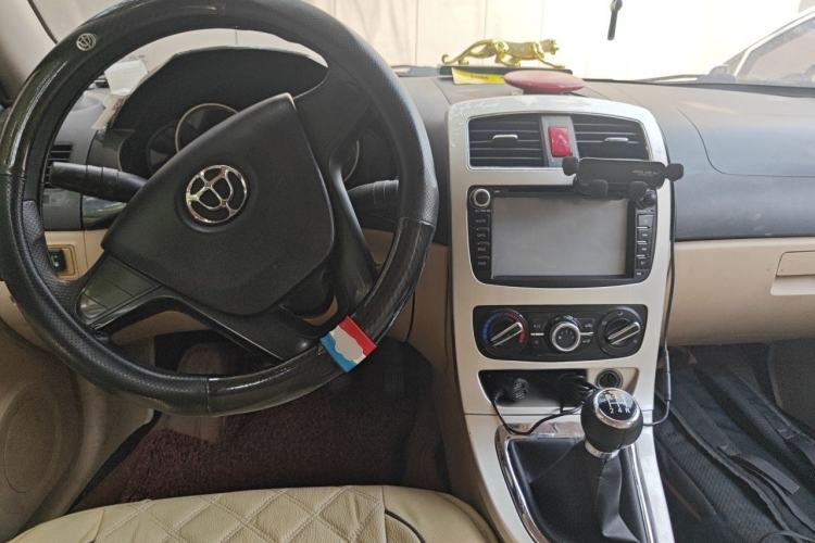 Used Brilliance H330 2013 1.5L Manual Comfort Model Center Console