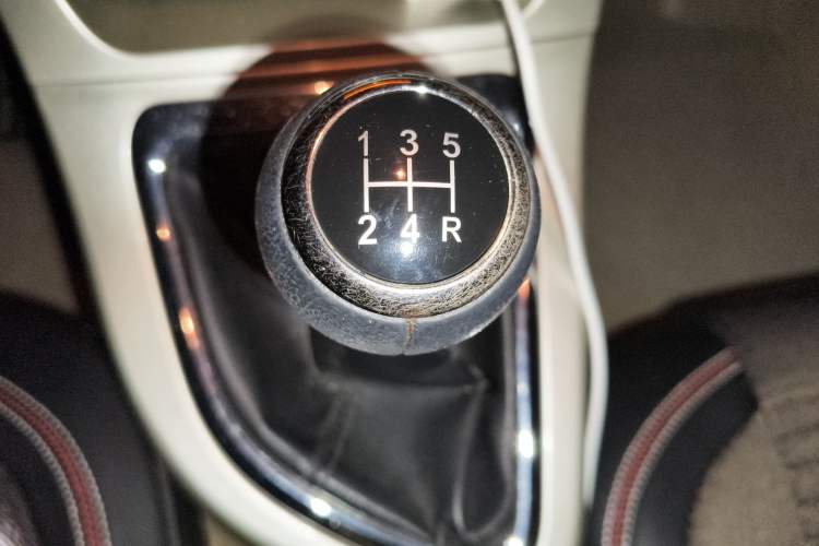 Used Brilliance H330 2013 1.5L Manual Luxury Model Gear Lever