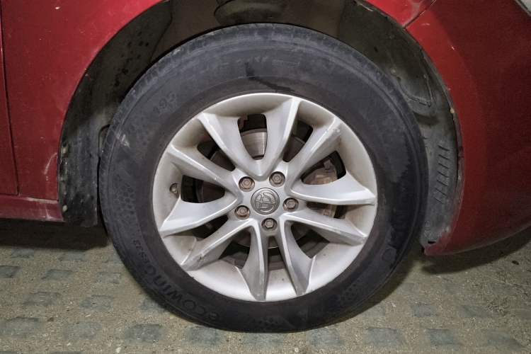 Used Brilliance H330 2013 1.5L Manual Luxury Model Right Front Wheel Hub