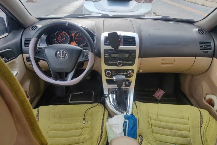 Used Brilliance H330 2013 1.5L Automatic Luxury Model Center Console