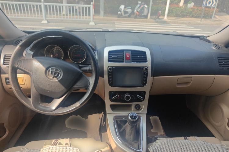 Used Brilliance H330 2013 1.5L Manual Comfort Model Center Console