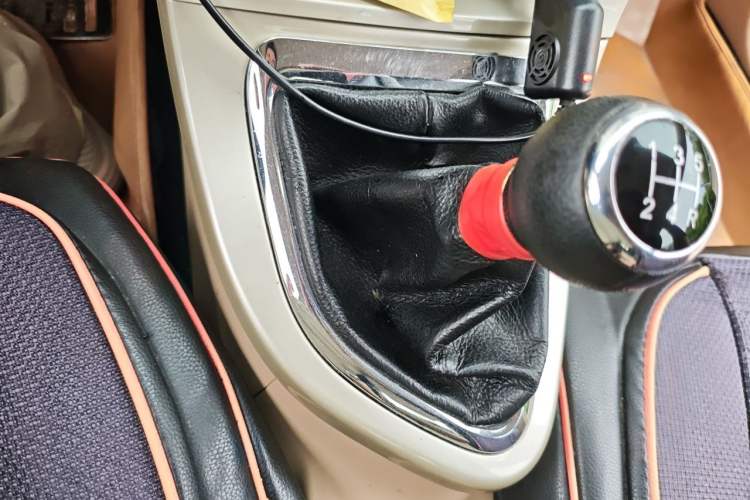 Used Brilliance H330 2013 1.5L Manual Comfort Model Gear Lever