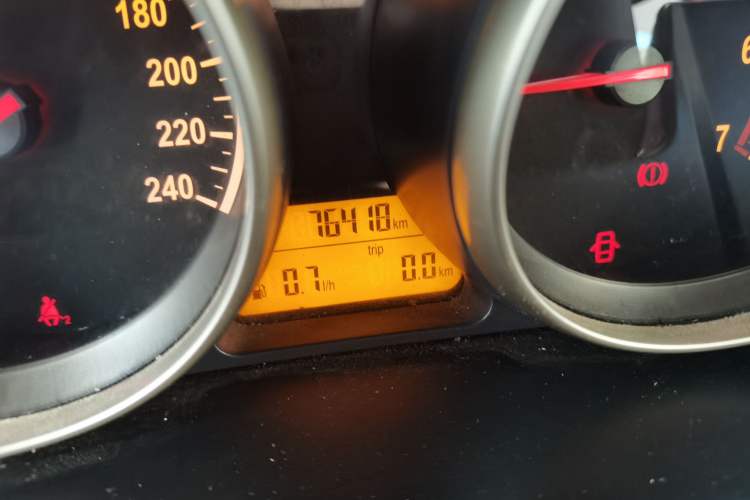 Used Brilliance H330 2013 1.5L Automatic Comfort Edition Odometer Close Up