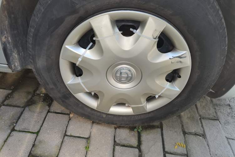 Used Brilliance H330 2013 1.5L Automatic Comfort Edition Right Front Wheel Hub