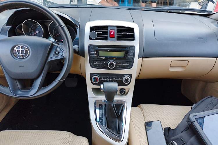 Used Brilliance H330 2013 1.5L Automatic Luxury Model Audio And AC Panel