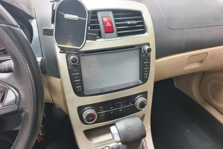 Used Brilliance H330 2013 1.5L Automatic Luxury Model Audio And AC Panel