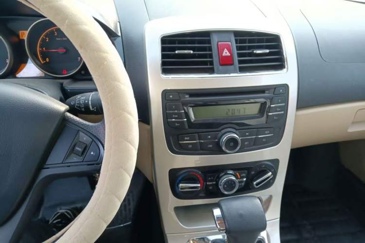Used Brilliance H330 2013 1.5L Automatic Comfort Edition Audio And AC Panel