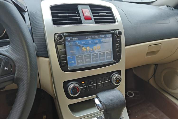 Used Brilliance H330 2013 1.5L Automatic Luxury Model Audio And AC Panel