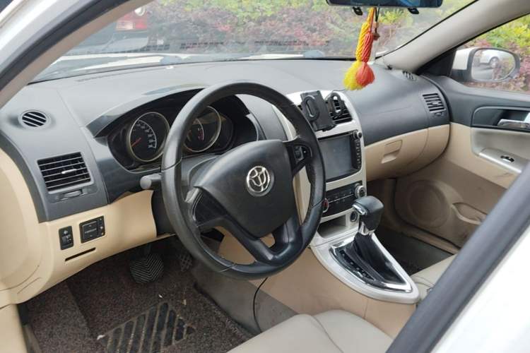 Used Brilliance H330 2013 1.5L Automatic Luxury Model Center Console