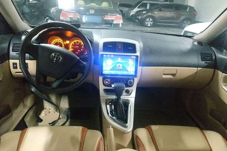 Used Brilliance H330 2013 1.5L Automatic Luxury Model Center Console