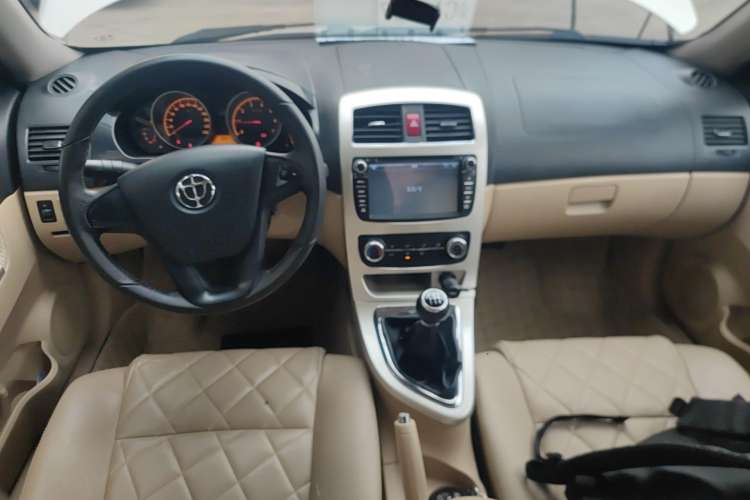 Used Brilliance H330 2013 1.5L Manual Luxury Model Center Console