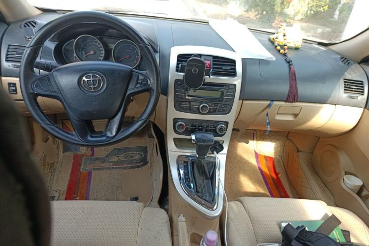 Used Brilliance H330 2013 1.5L Automatic Luxury Model Center Console