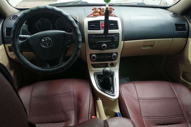 Used Brilliance H330 2013 1.5L Manual Luxury Model Center Console