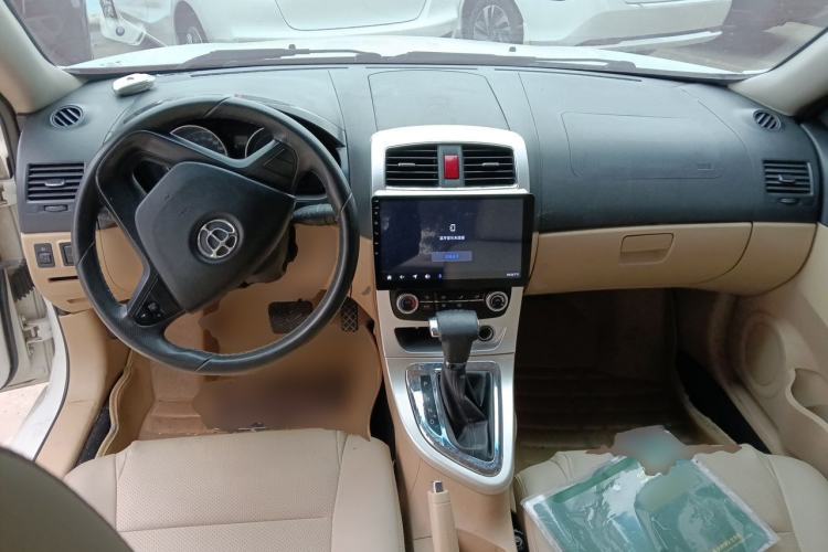 Used Brilliance H330 2013 1.5L Automatic Luxury Model Center Console