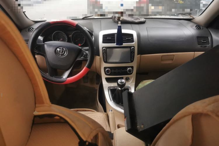 Used Brilliance H330 2013 1.5L Manual Luxury Model Center Console