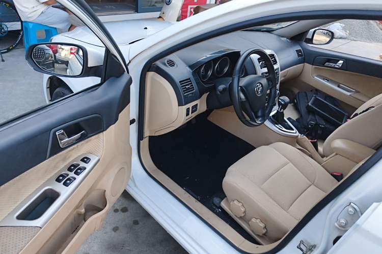 Used Brilliance H330 2013 1.5L Automatic Luxury Model Driver Seat