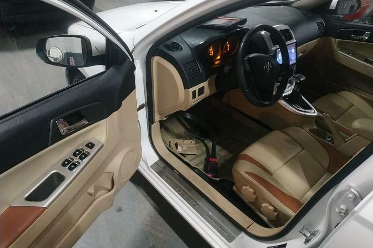 Used Brilliance H330 2013 1.5L Automatic Luxury Model Driver Seat