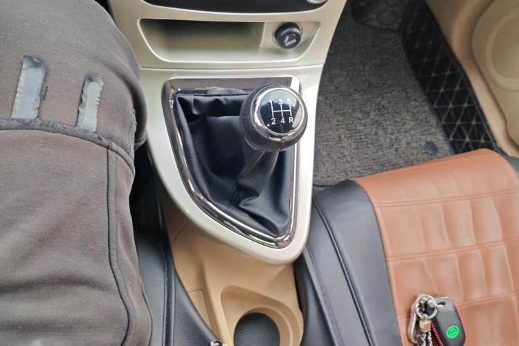 Used Brilliance H330 2013 1.5L Manual Luxury Model Gear Lever