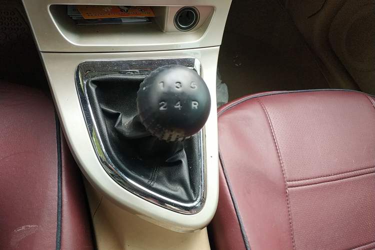 Used Brilliance H330 2013 1.5L Manual Luxury Model Gear Lever