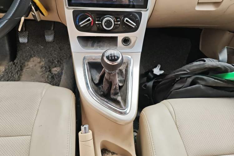 Used Brilliance H330 2013 1.5L Manual Comfort Model Gear Lever