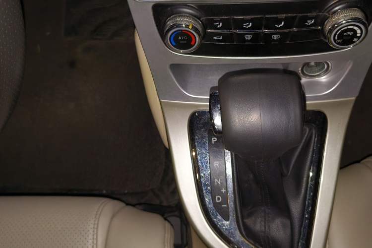 Used Brilliance H330 2013 1.5L Automatic Luxury Model Gear Lever