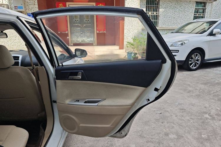 Used Brilliance H330 2013 1.5L Automatic Luxury Model Interior 6