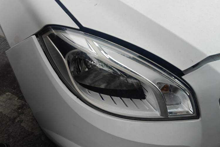 Used Brilliance H330 2013 1.5L Automatic Luxury Model Right Front Headlight