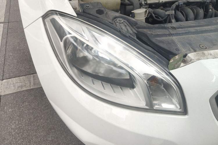 Used Brilliance H330 2013 1.5L Automatic Luxury Model Right Front Headlight