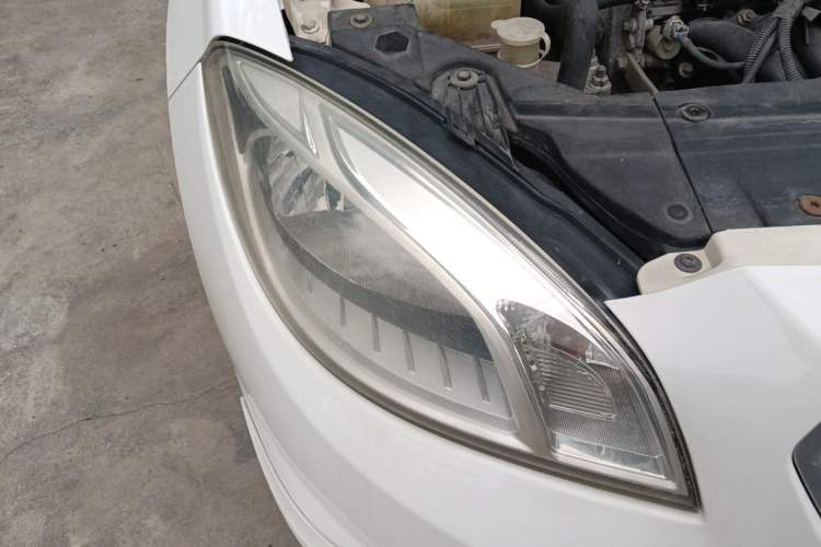 Used Brilliance H330 2013 1.5L Automatic Luxury Model Right Front Headlight