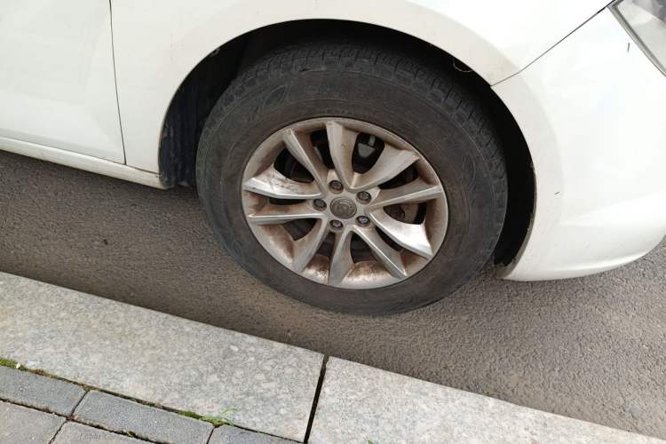 Used Brilliance H330 2013 1.5L Manual Comfort Model Right Front Wheel Hub