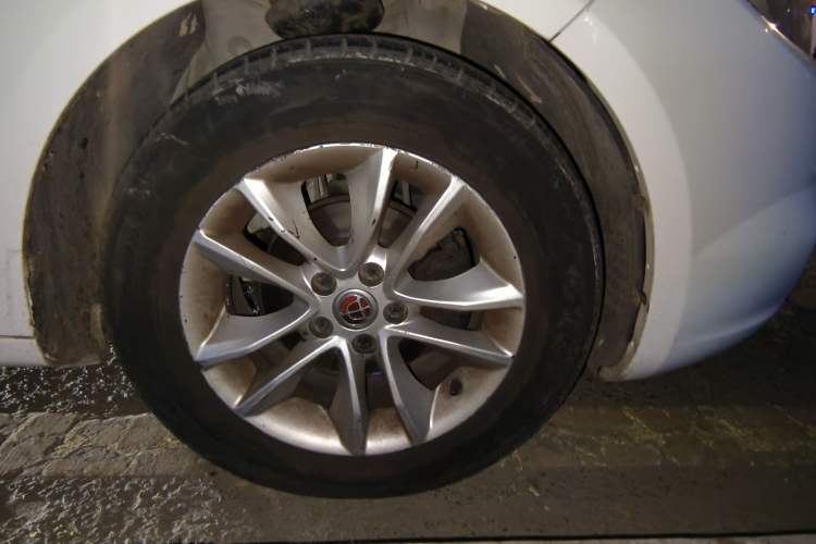 Used Brilliance H330 2013 1.5L Automatic Luxury Model Right Front Wheel Hub