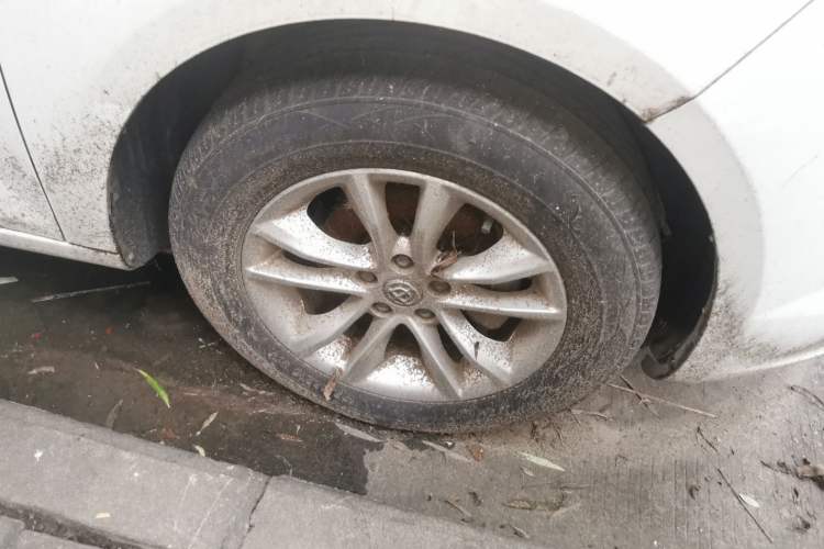 Used Brilliance H330 2013 1.5L Manual Luxury Model Right Front Wheel Hub