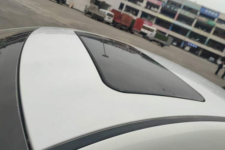 Used Brilliance H330 2013 1.5L Manual Luxury Model Roof