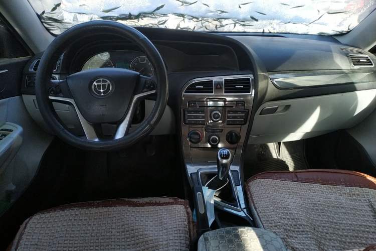 Used Brilliance H530 2011 1.6L Manual Comfort Version Center Console