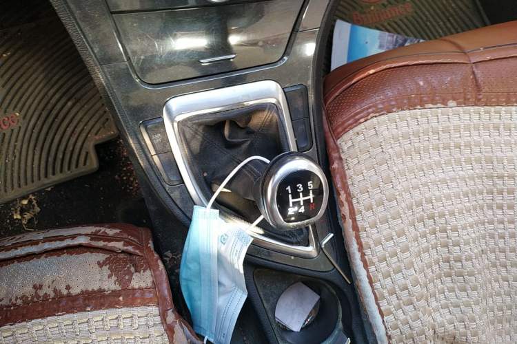 Used Brilliance H530 2011 1.6L Manual Comfort Version Gear Lever